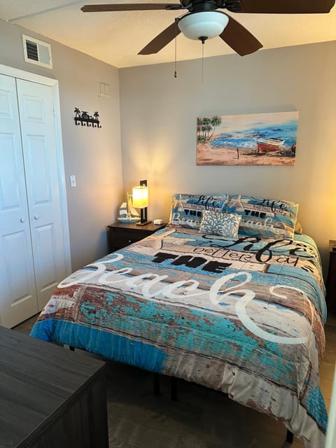 Beachfront Condo Panama City Beach Gulf Front Views walk to Pineapple Willy's Apartment hotel in Panama City Beach