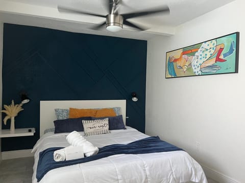 Bed, Photo of the whole room, Decorative detail, Bedroom, fireplace