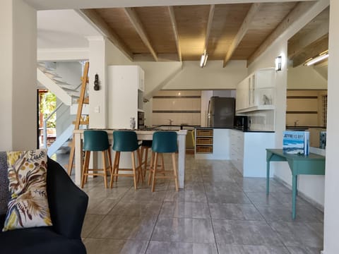 Kitchen or kitchenette, Living room, Seating area, Dining area, dishwasher, oven
