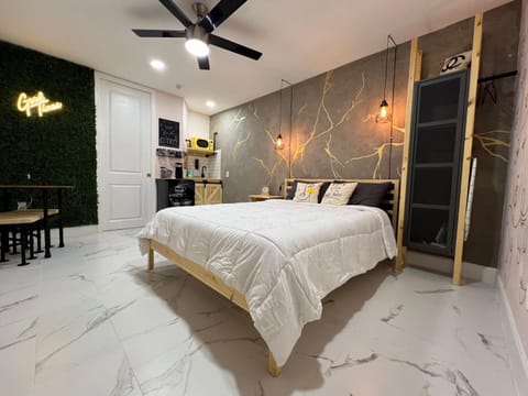Bed, Photo of the whole room, Bedroom, fireplace