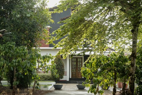 Property building, Facade/entrance, Garden