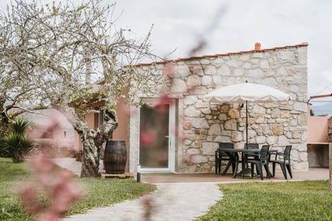 Property building, BBQ facilities, Garden, Decorative detail, Dining area, Meals