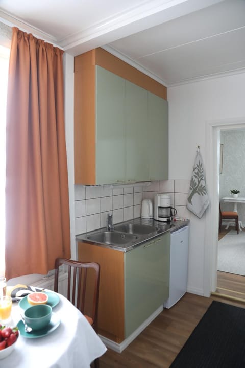 Kitchen or kitchenette, Dining area, stove