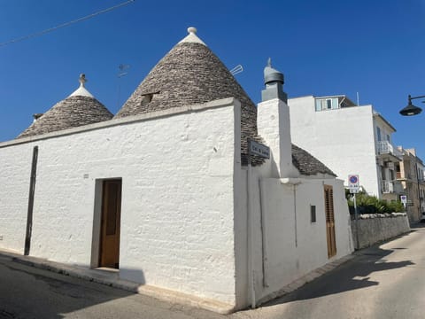 Property building, Facade/entrance, Day, Neighbourhood, Landmark view