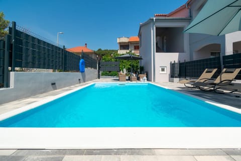 Swimming pool, Swimming pool