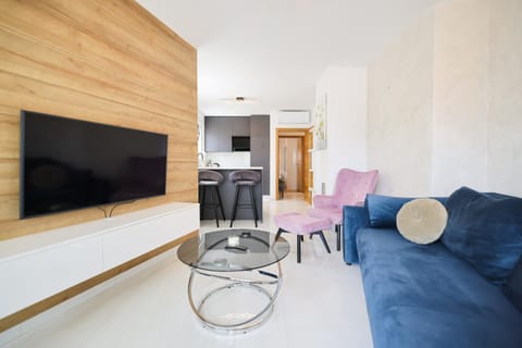 Communal lounge/ TV room, TV and multimedia, Living room, Seating area, Dining area