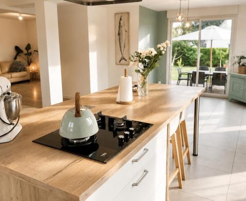 Kitchen or kitchenette, Dining area, dishwasher, stove
