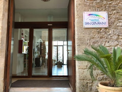 Facade/entrance