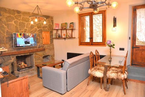 TV and multimedia, Living room, Lounge or bar, Dining area