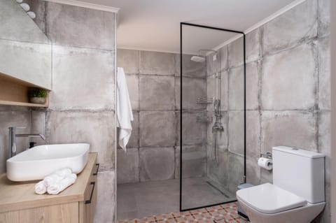 Shower, Toilet, Bathroom, microwave, washing machine, washing machine