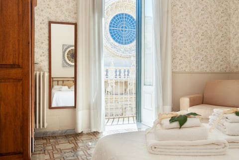 Bed, View (from property/room), Balcony/Terrace, Photo of the whole room, Bedroom, City view, heating, towels