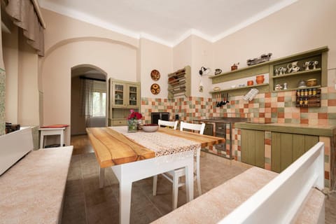 Kitchen or kitchenette, Seating area, Dining area, pet friendly, kitchen