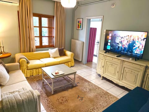 Communal lounge/ TV room, TV and multimedia, Living room, Seating area, Evening entertainment