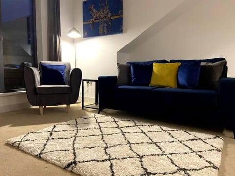 FANTASTIC 2 Dbl Bedroom Apt. FREE off-road parking Apartment in Swindon