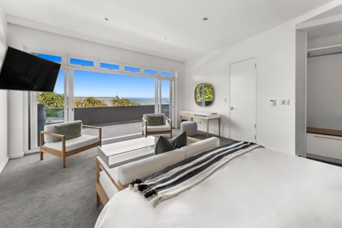 Bed, TV and multimedia, Seating area, Bedroom