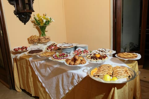 Restaurant/places to eat, Food and drinks, Continental breakfast, Buffet breakfast