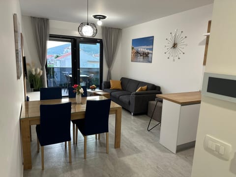 Kitchen or kitchenette, Living room, Seating area, Dining area