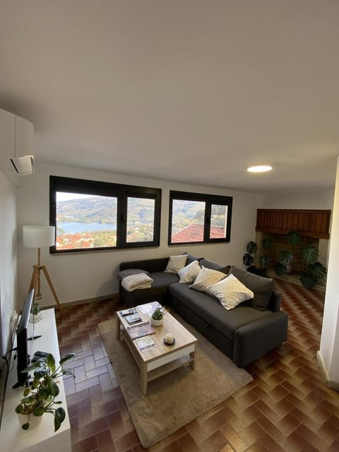 Natural landscape, TV and multimedia, Living room, Lake view, Mountain view, air conditioner