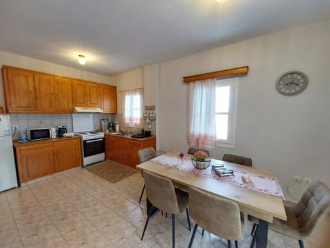 Kitchen or kitchenette, Dining area, minibar, pet friendly, stove, toaster