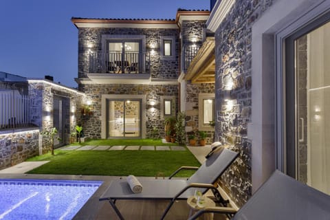 Property building, Patio, Night, Garden, Garden view, Pool view, Swimming pool, sunbed