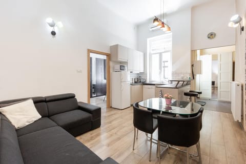 Kitchen or kitchenette, Living room, Seating area, Dining area