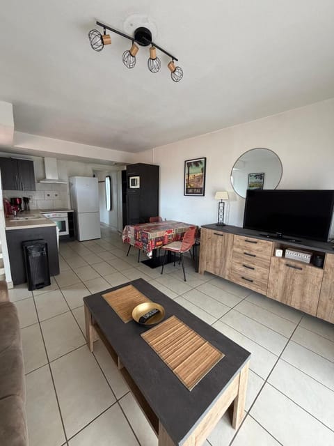 Kitchen or kitchenette, Seating area, Dining area