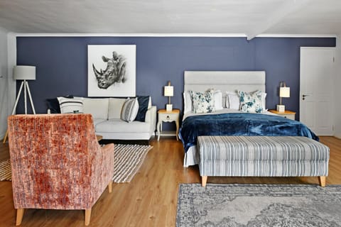 Bed, Photo of the whole room, Seating area, Bedroom