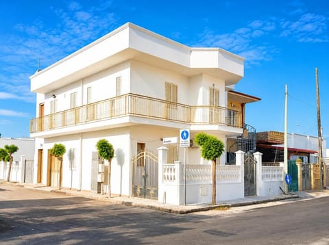 Property building, Day, Neighbourhood, Street view