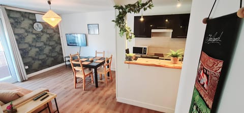 TV and multimedia, Living room, Lounge or bar, Seating area, Meals