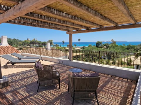 Natural landscape, View (from property/room), Balcony/Terrace, Balcony/Terrace, Seating area, Sea view, sunbed