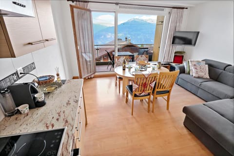 Dining area, Mountain view