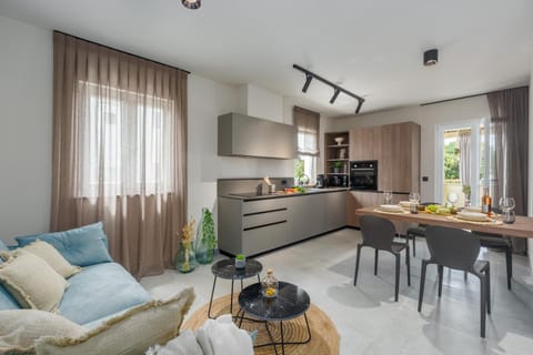 Kitchen or kitchenette, Seating area