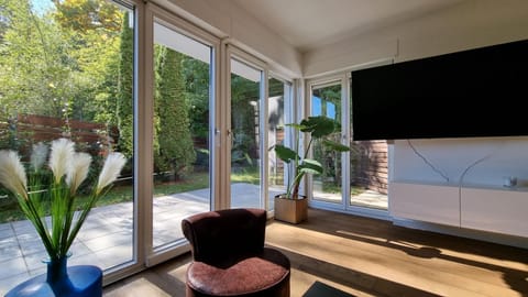 Communal lounge/ TV room, Day, Garden, TV and multimedia, View (from property/room), Balcony/Terrace, Living room, Evening entertainment, Garden view