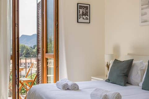 Bed, Natural landscape, View (from property/room), Photo of the whole room, Bedroom, Mountain view, towels