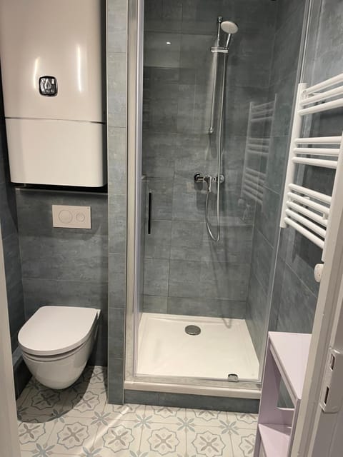 Shower, Toilet