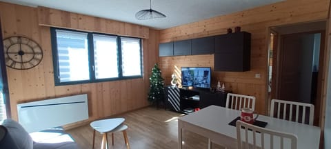 Communal lounge/ TV room, TV and multimedia, Dining area