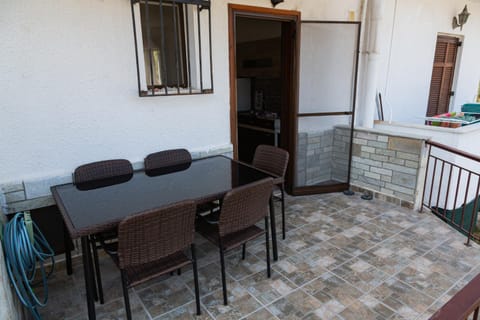 Property building, Facade/entrance, Balcony/Terrace, Decorative detail, Dining area, On site