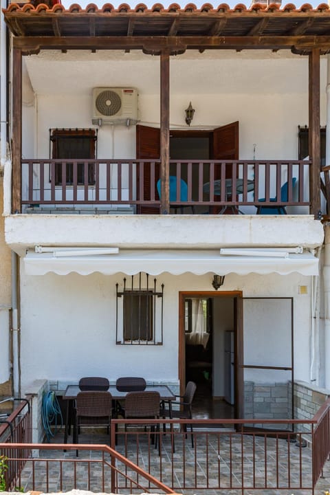 Property building, Balcony/Terrace, air conditioner