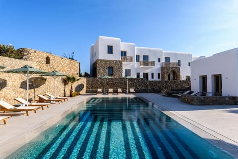 Property building, Day, Pool view, Swimming pool, sunbed
