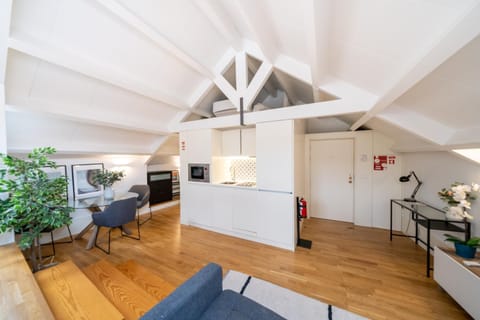 Kitchen or kitchenette, Seating area, Dining area