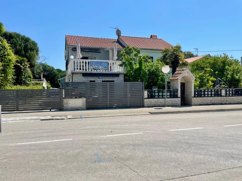 Enna Apartment A Meerblick perfect location Apartment in Premantura