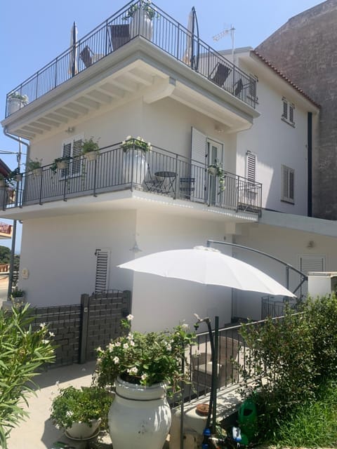 Property building, Patio, Spring, Day, Garden, View (from property/room), Balcony/Terrace, Breakfast
