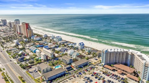 Property building, Nearby landmark, Neighbourhood, Natural landscape, Bird's eye view, Beach, City view, Sea view, Location