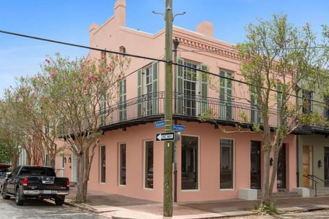 Fab 1838 Garden District 5BR with Parking And Balcony Apartment in New Orleans