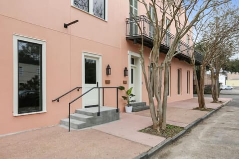 Fab 1838 Garden District 5BR with Parking And Balcony Apartment in New Orleans