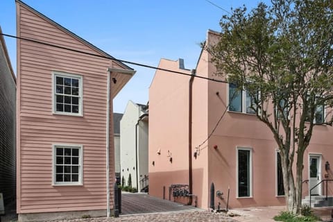Fab 1838 Garden District 5BR with Parking And Balcony Apartment in New Orleans