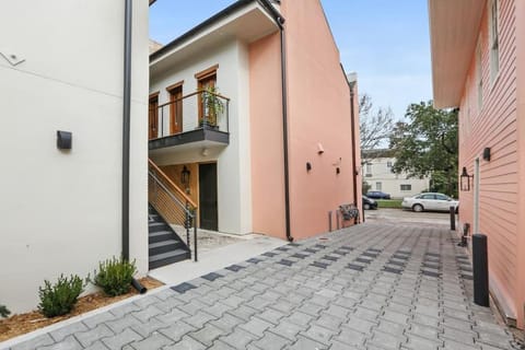 Fab 1838 Garden District 5BR with Parking And Balcony Apartment in New Orleans