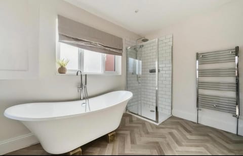 Freshly decorated apartment 10 mins from Cotswolds Child Friendly Great location with plenty of nearby free parking freestanding bath and outdoor private terrace area Apartment in Evesham