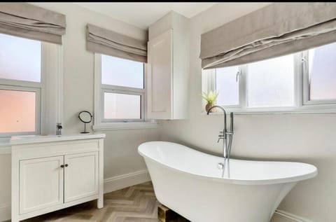 Freshly decorated apartment 10 mins from Cotswolds Child Friendly Great location with plenty of nearby free parking freestanding bath and outdoor private terrace area Apartment in Evesham