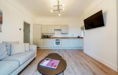 Freshly decorated apartment 10 mins from Cotswolds Child Friendly Great location with plenty of nearby free parking freestanding bath and outdoor private terrace area Apartment in Evesham